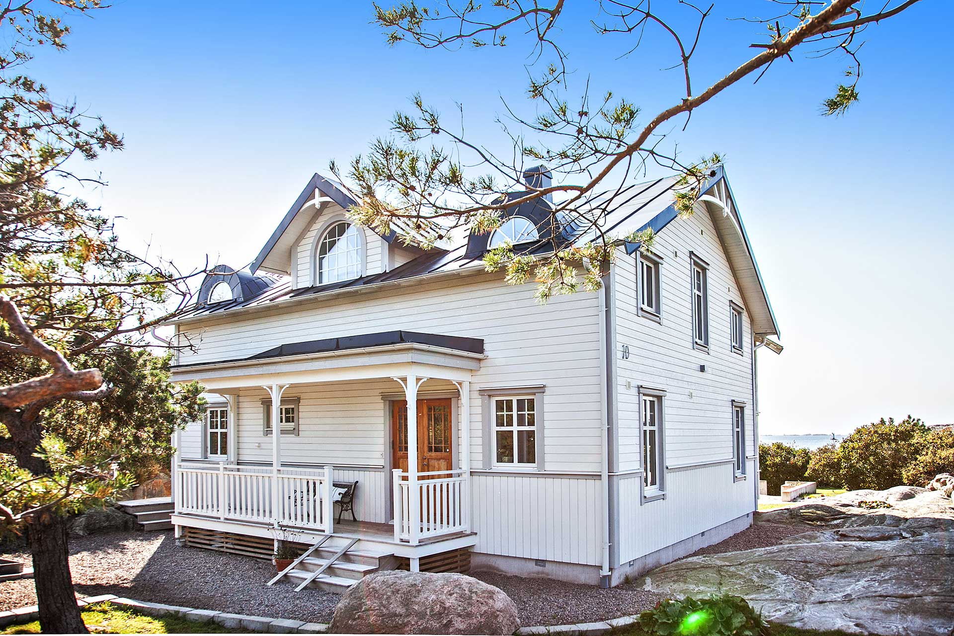 Kaptensvilla, bohuslänsk stil, trävilla sekelskifte. Nybyggnad, arkitektritad, Innerstadens arkitekter, arkitektkontor i Göteborg. Arkitekt Johan Engström.