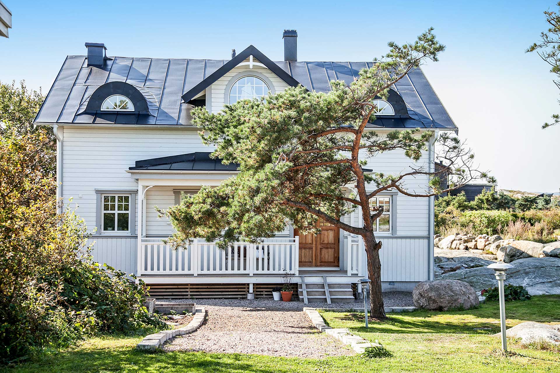 Kaptensvilla, bohuslänsk stil, trävilla sekelskifte. Nybyggnad, arkitektritad, Innerstadens arkitekter, arkitektkontor i Göteborg. Arkitekt Johan Engström.